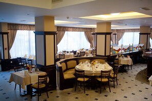 Restaurant - SPA Hotel Astrea (Hisarja)