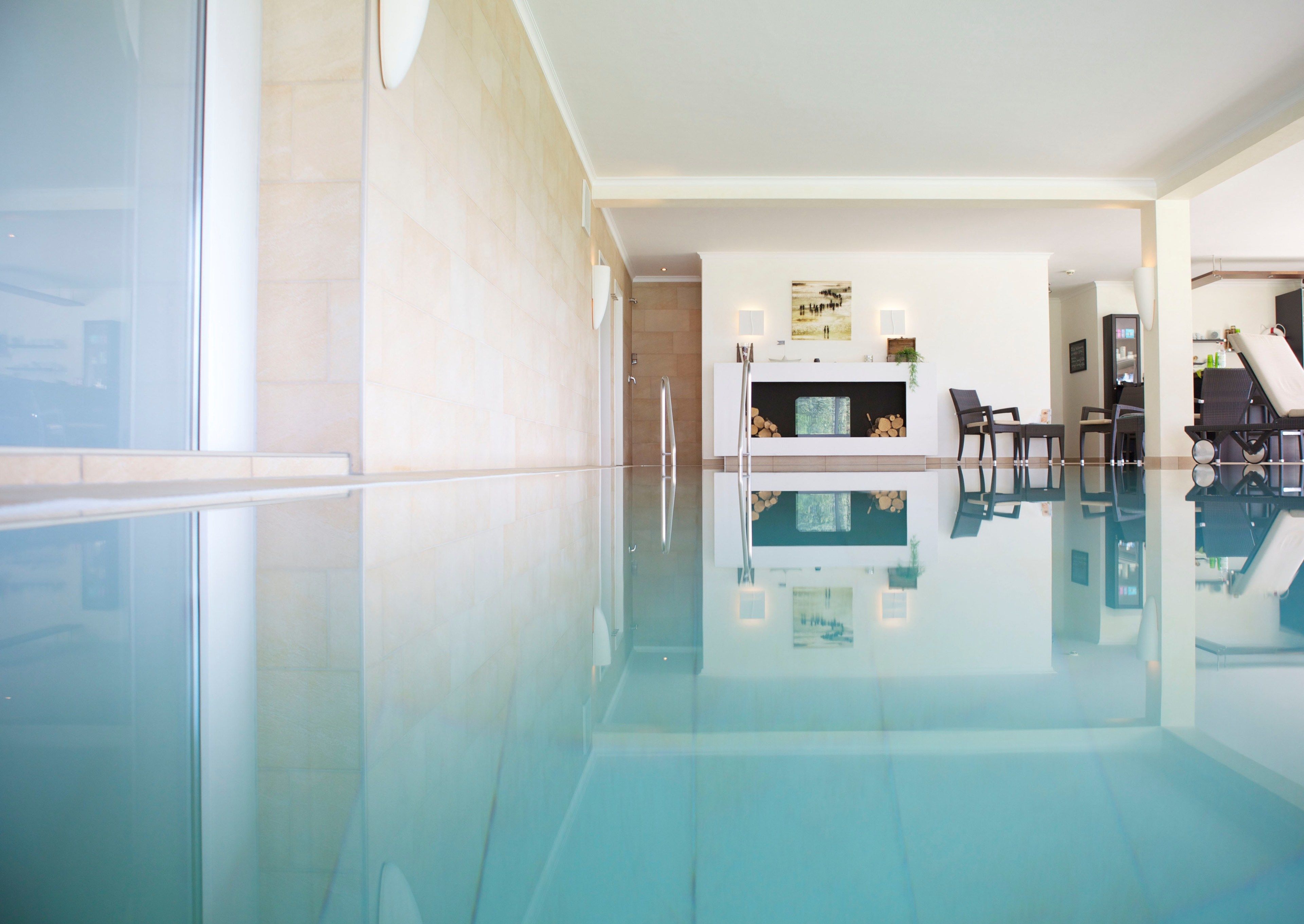 Kolam renang indoor dan kolam renang outdoor, dengan kursi berjemur