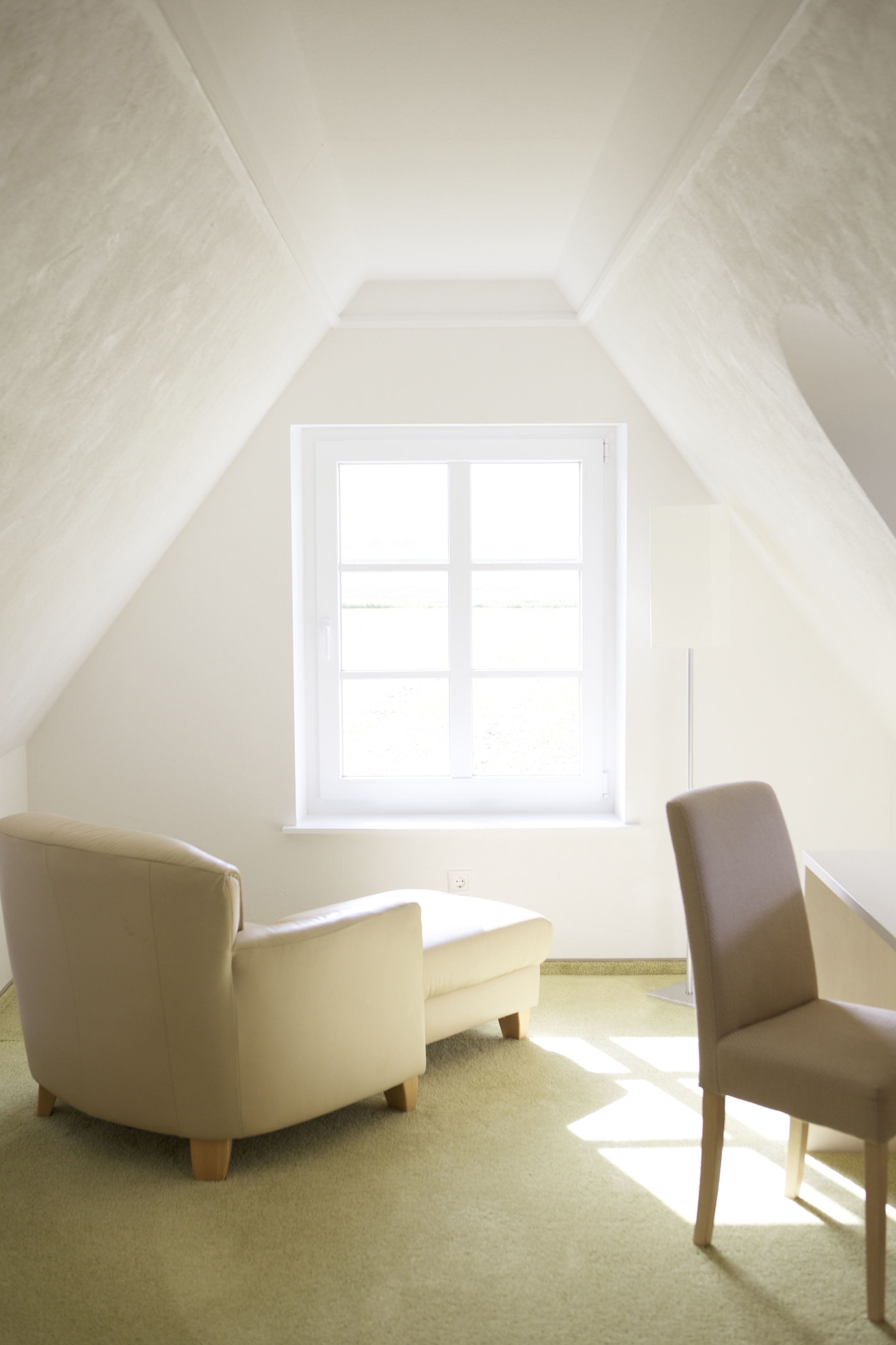 suite | living area | flat-screen tv