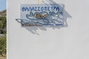 A sign with the name "OAMAZOTETRA" and some contact numbers.