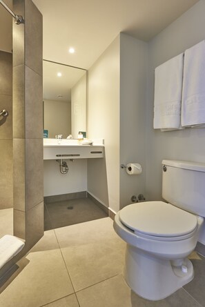Zimmer, 2 Einzelbetten | Badezimmer | Dusche, kostenlose Toilettenartikel, Handtücher