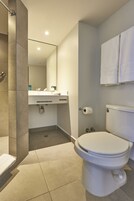 Oda, 2 Tek Kişilik Yatak | Banyo | Duş, ücretsiz banyo/kozmetik ürünleri, havlu 