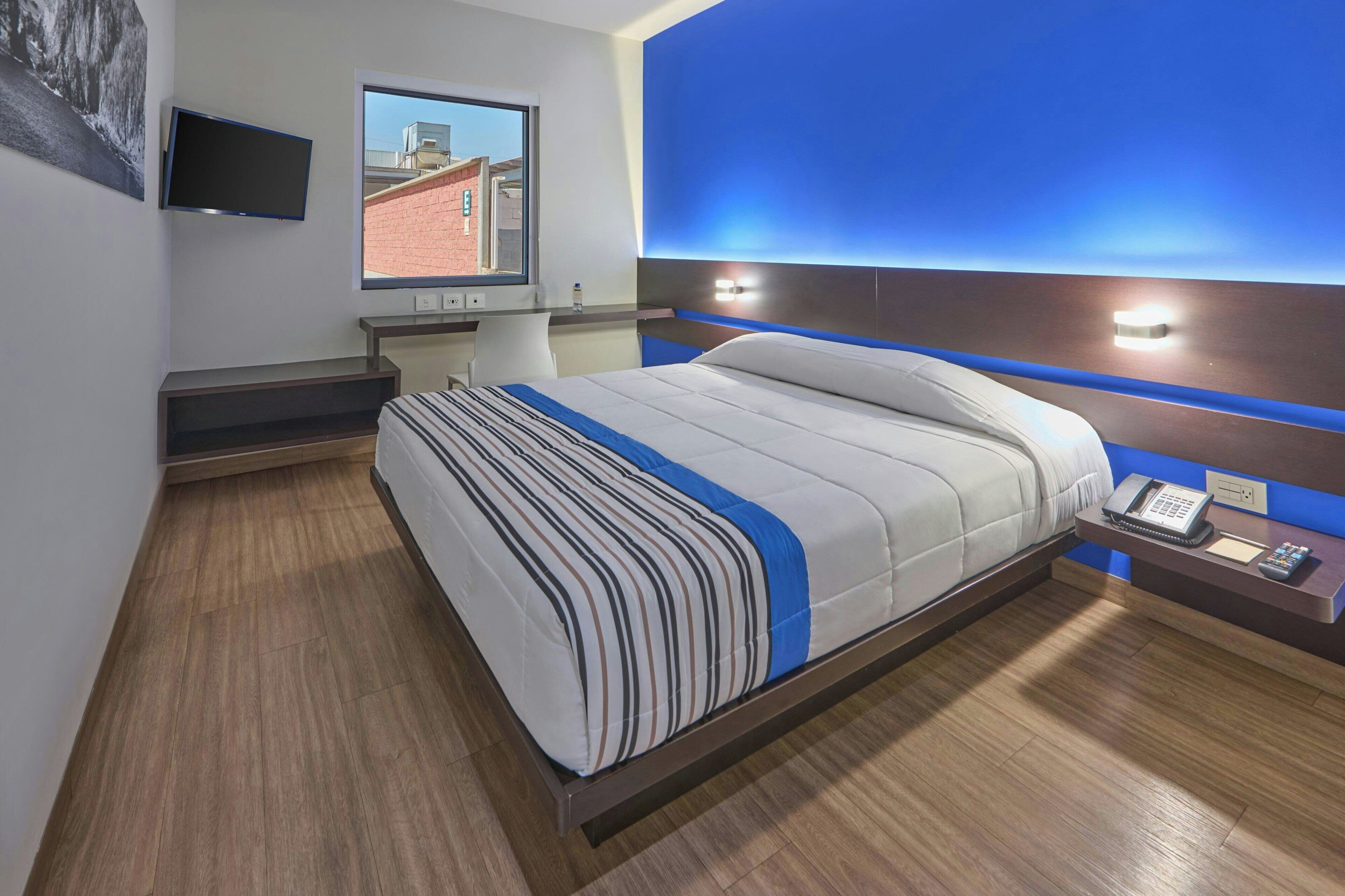 Habitación, 1 cama Queen size | Escritorio, cunas gratuitas y wifi gratis 