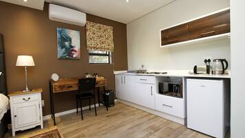 Premier Studio Suite, 1 King Bed with Sofa bed, Kitchenette | Private kitchenette | Fridge, microwave, stovetop, electric kettle