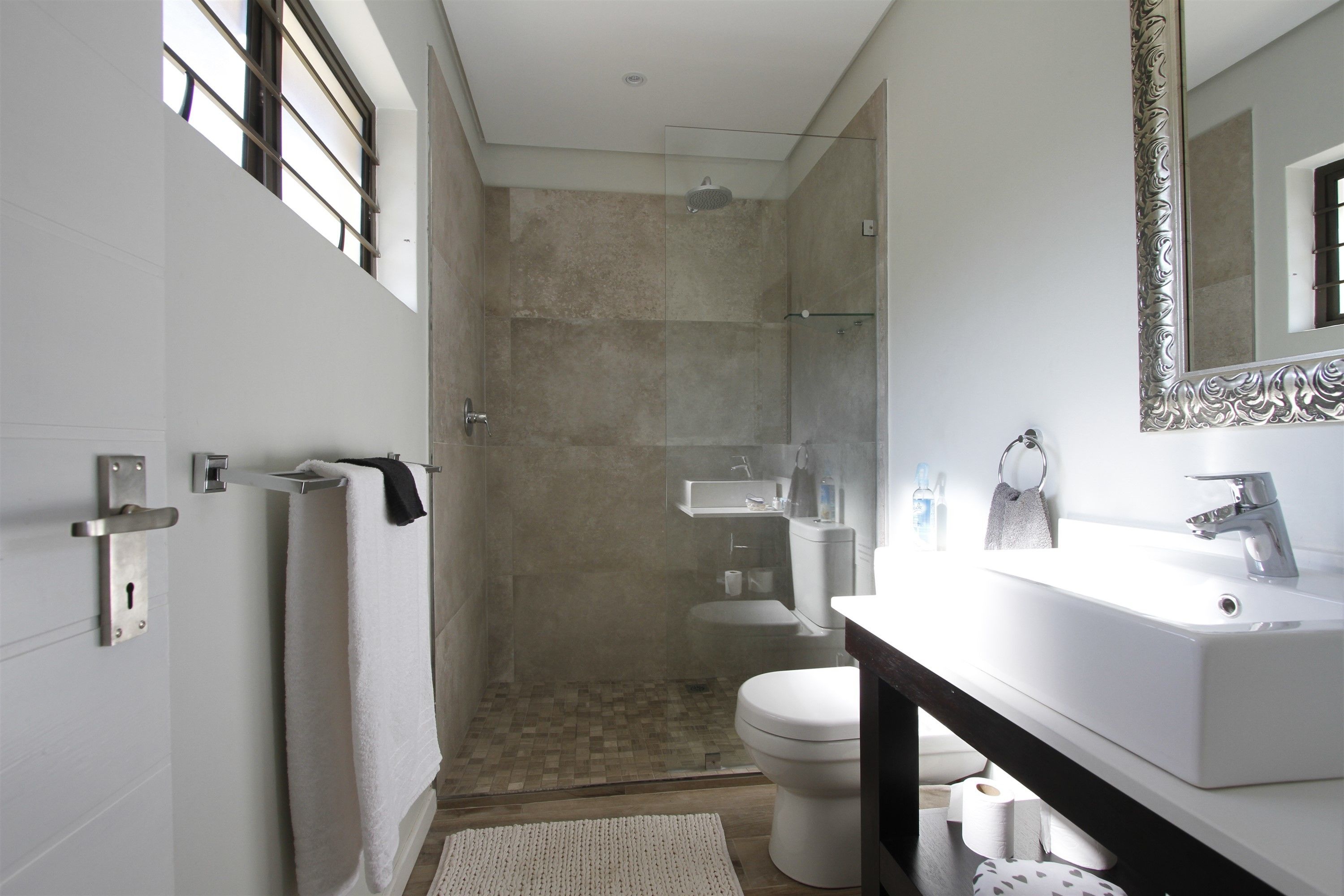 Suite monolocale Premier, 1 letto king con divano letto, angolo cottura | Bagno | Set di cortesia gratuito, asciugacapelli, asciugamani, carta igienica