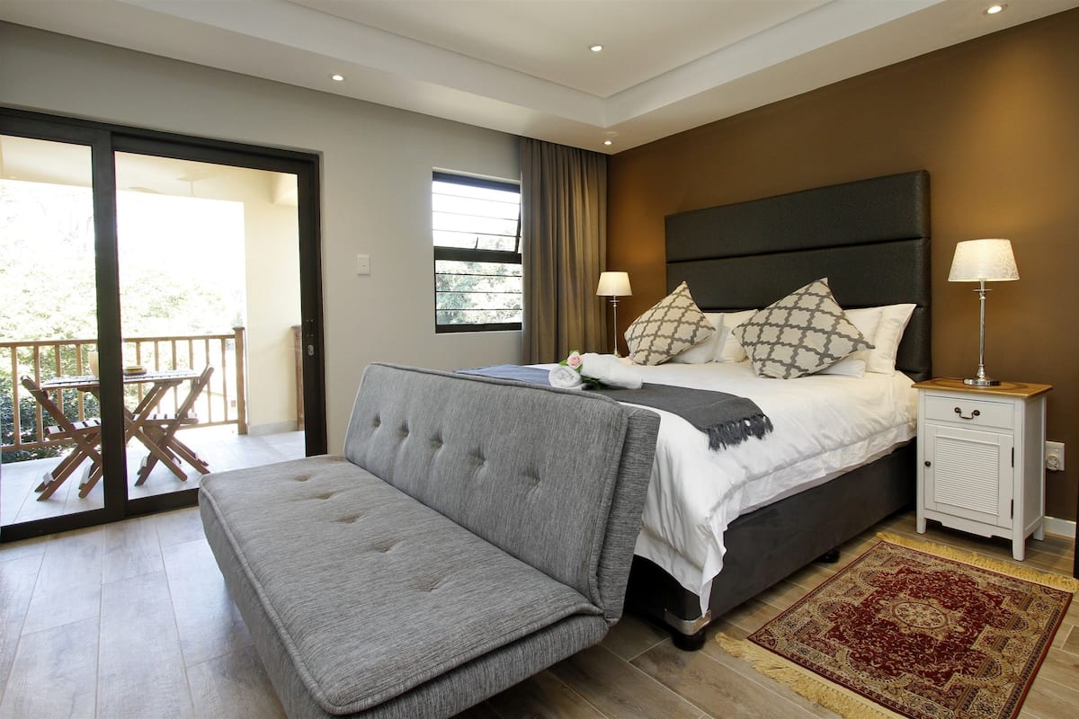 Suite estudio Premier, 1 cama de matrimonio grande con sofá cama, cocina básica | Sábanas de algodón egipcio y ropa de cama de alta calidad