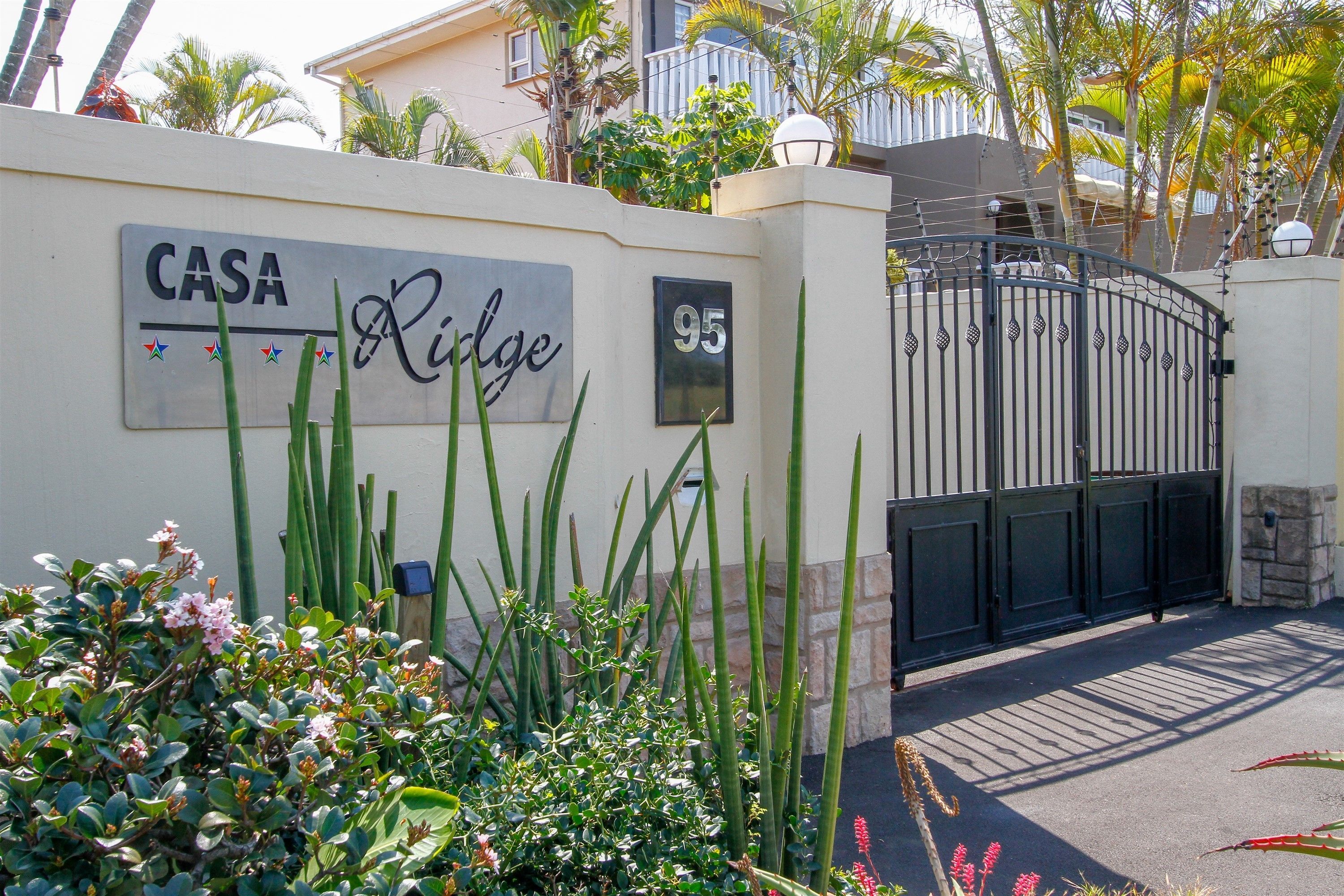 Una entrada tancada amb un senyal que diu "CASA Ridge 95".