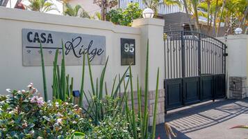 Una entrada tancada amb un senyal que diu "CASA Ridge 95".