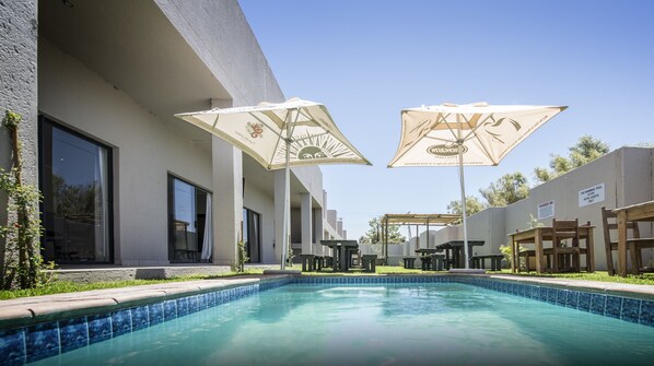 حمّام سباحة خارجي