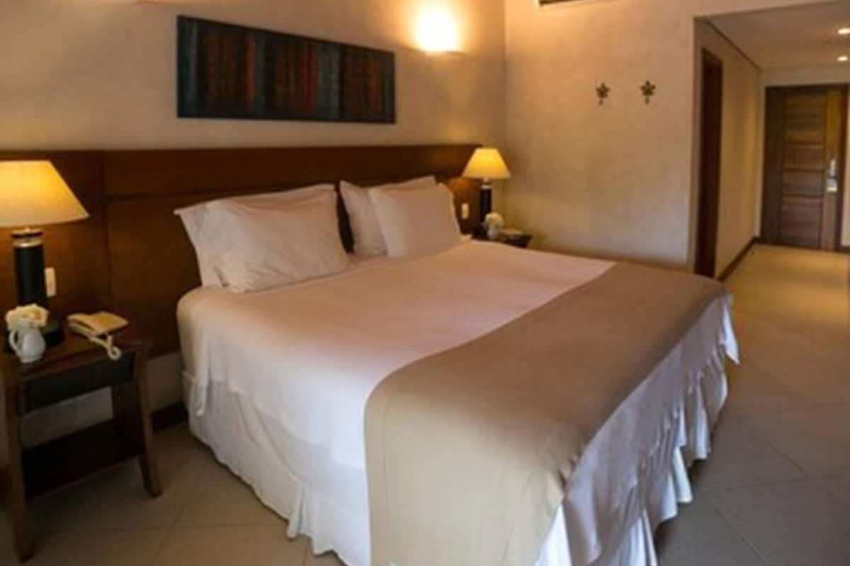 Minibar, caja de seguridad en la habitación y escritorio 