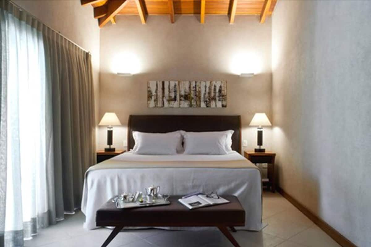 Luxe kamer (Panorâmica Solarium) | Een minibar, een kluis op de kamer, een bureau, een laptopwerkplek