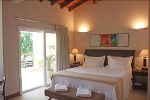 Minibar, caja de seguridad en la habitación y escritorio 