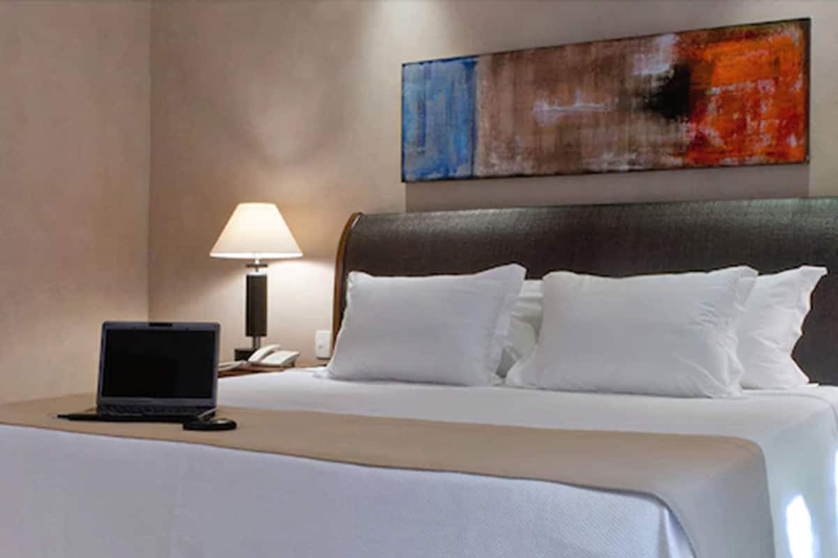 Minibar, két bảo mật tại phòng, bàn 