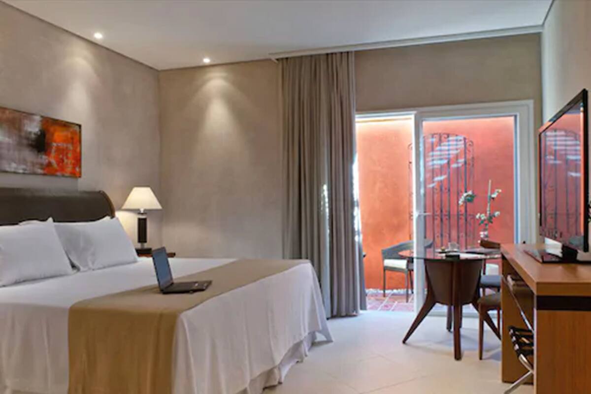 Minibar, két bảo mật tại phòng, bàn 