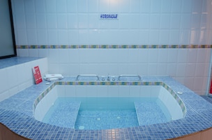 Bañera de hidromasaje cubierta