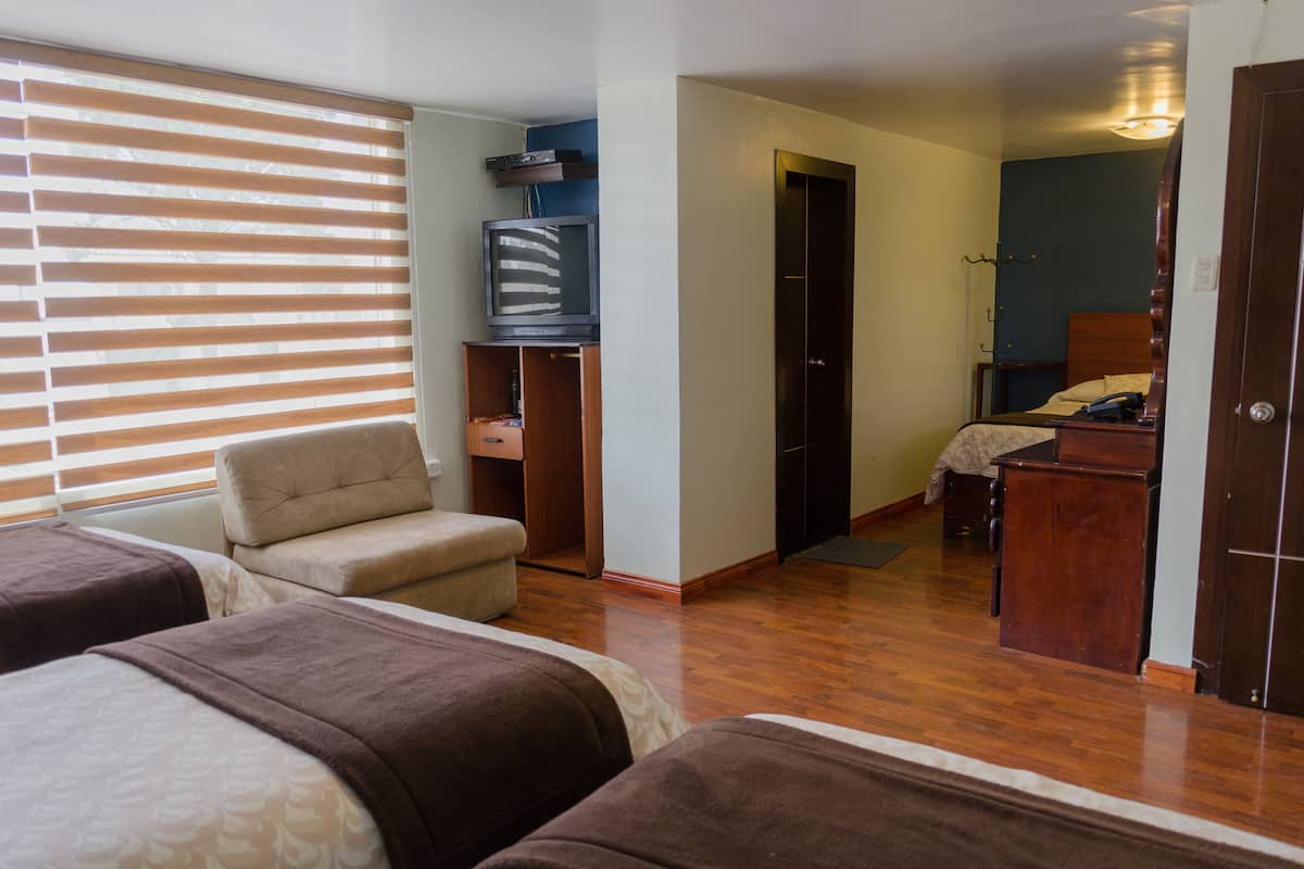 1 habitación, cubrecamas, minibar y caja de seguridad en la habitación