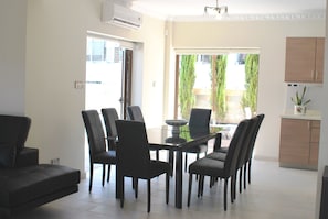Villa, 4 camere da letto | Area soggiorno | TV, lettore DVD