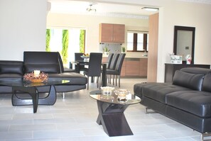 Vila, 4 quartos | Área de estar | TV, DVD player