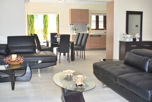 Vila, 4 quartos | Área de estar | TV, DVD player