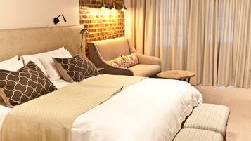 Frigobar, cofres nos quartos, individualmente decorados, escrivaninha