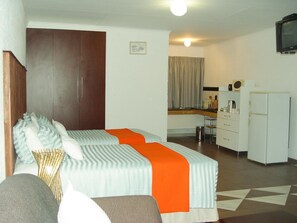 Standard Twin Room | In-room safe, free WiFi - Esther's Lodge (Malkerns)