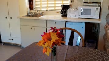 Basic Cabin, 1 Queen Bed, Lake View (05) | Private kitchenette | Fridge, microwave, coffee/tea maker