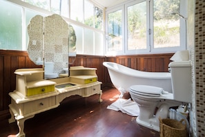 The Protea Room | Bathroom | Designer toiletries, hair dryer, towels