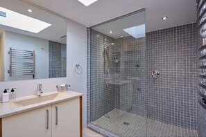 Luxury Villa, 4 Bedrooms, Ocean View | Bathroom | Deep soaking tub, rainfall showerhead, free toiletries, hair dryer - Wescamp Villa (Cape Town)