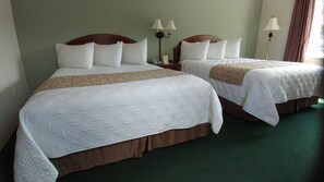 Habitación, 2 camas Queen size | Tabla de planchar con plancha, camas extra, wifi gratis y ropa de cama 