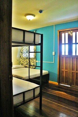 Chambre Quadruple, plusieurs lits, balcon
