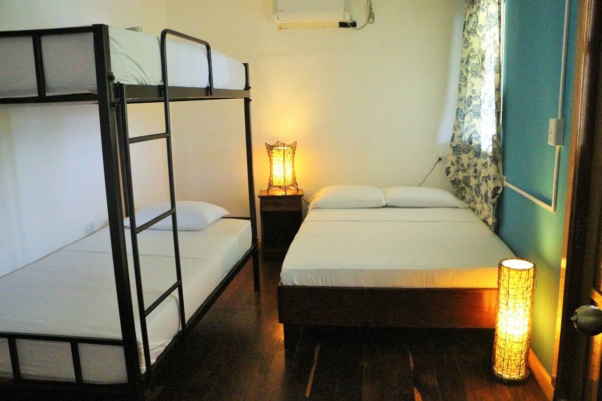 Chambre Quadruple, plusieurs lits, balcon