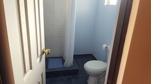 Quarto casal standard, 1 quarto, banheiro privativo | Banheiro | Chuveiro 