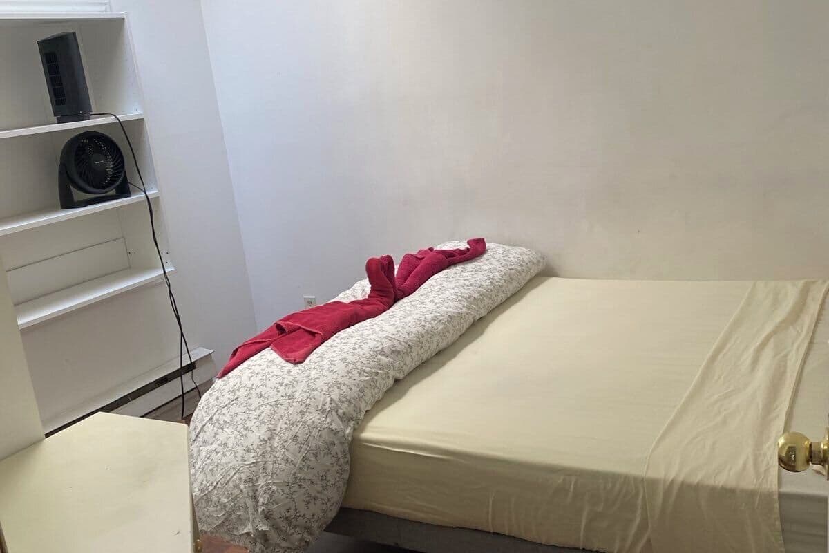Appartement Ville (644 Queen St West - read checkin info) | 1 chambre, fer et planche Ă repasser, Wi-Fi gratuit, draps fournis