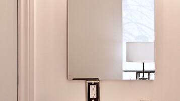 Phòng tập thể cơ bản, phòng tập thể nam và nữ, phòng tắm dùng chung | Phòng tắm | Máy sấy tóc, giấy vệ sinh