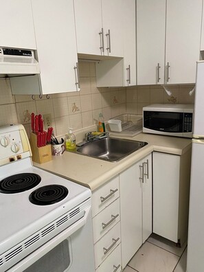 Lägenhet City (644 Queen St West - read checkin info) | Eget kök | Stort kylskåp och mikro i allmänt utrymme