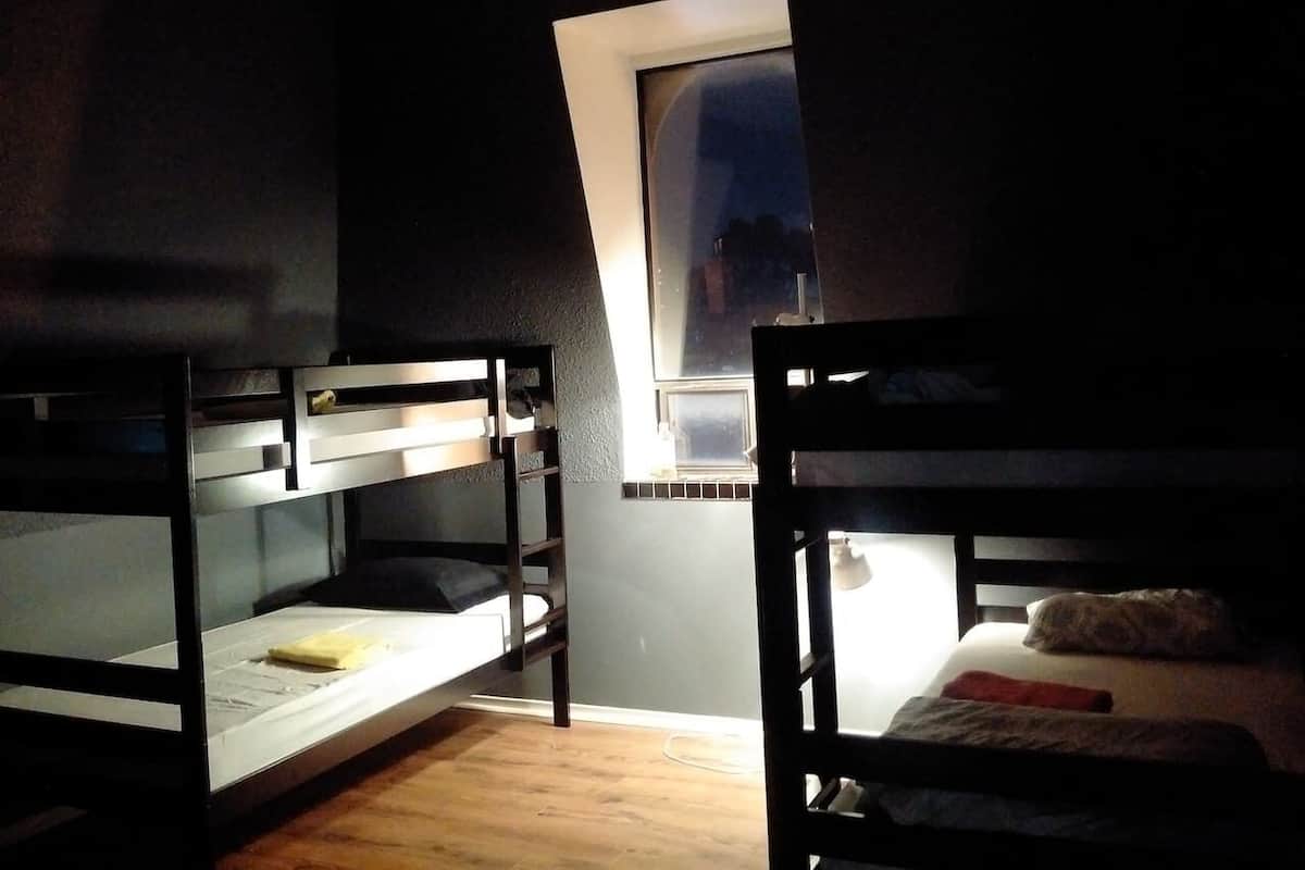 Dortoir PartagĂ© Ăconomique, hommes uniquement | 1 chambre, fer et planche Ă repasser, Wi-Fi gratuit, draps fournis