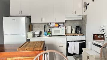 Apartamento econômico, varanda, vista para o pátio (644 Queen St West - read checkin info) | Cozinha privada | Geladeira grande, micro-ondas em uma área comum