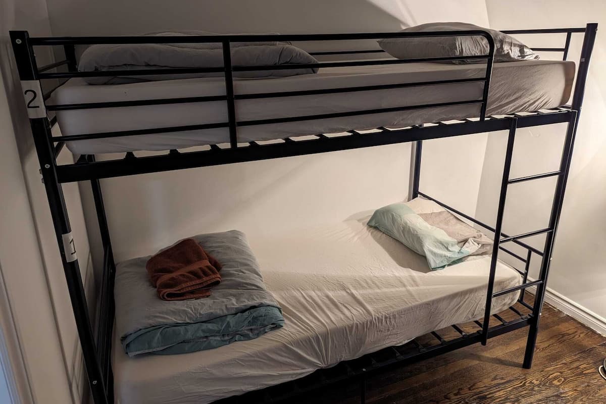 Dortoir PartagĂ© Ăconomique, hommes uniquement | 1 chambre, fer et planche Ă repasser, Wi-Fi gratuit, draps fournis