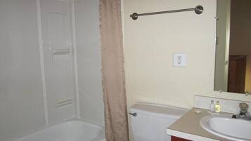 Ducha y bañera combinadas y artículos de higiene personal gratuitos