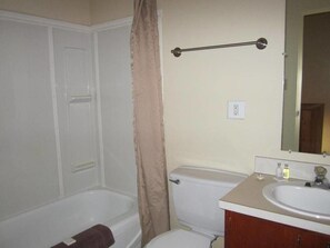 Combined shower/tub, free toiletries, towels - Sportsman's Inn (Hudson's Hope)
