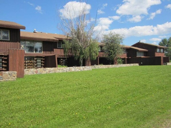 Exterior - Sportsman's Inn (Hudson's Hope)