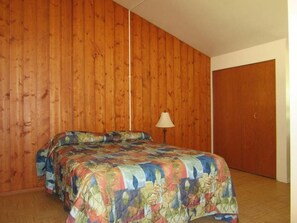 Loft, 2 Bedrooms | Free WiFi - Sportsman's Inn (Hudson's Hope)