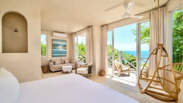 Suite Deluks, 1 Tempat Tidur King, balkon, pemandangan samudra | Seprai premium, brankas, dan didekorasi berbeda-beda