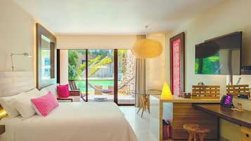 Ein modernes Hotelzimmer mit einem großen Bett, einem Schreibtisch mit Stuhl, einem Fernseher und Blick auf Garten und Pool.