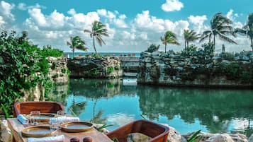 20 restaurants, breakfast, lunch, dinner served; Mexican cuisine