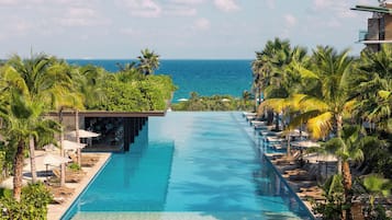 Piscina interna, 15 piscinas externas, guarda-sóis, espreguiçadeiras