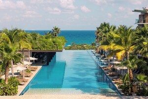 室内游泳池，15 室外游泳池，池畔遮阳伞，日光浴躺椅