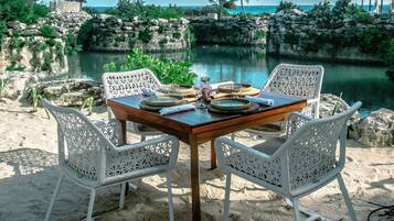 20 restaurantes; se sirve desayuno, almuerzo y cena; cocina mexicana