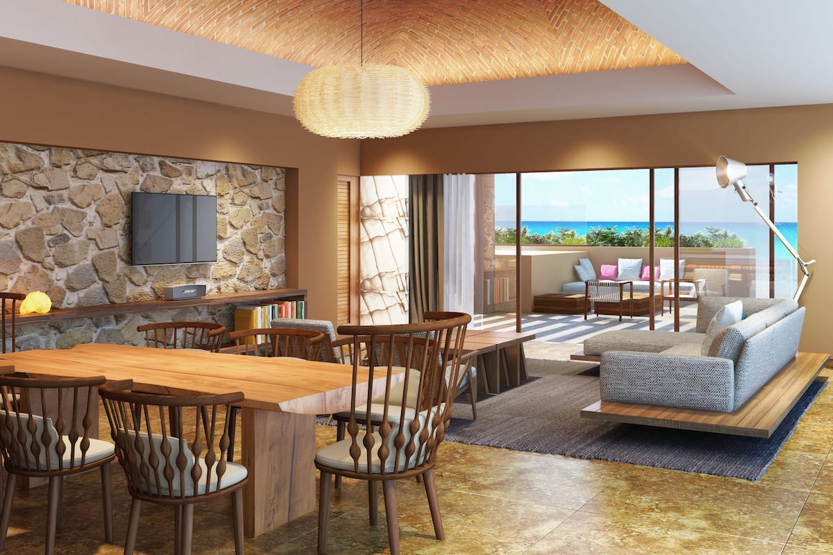 Premier Family Master Suite Ocean Front | Woonruimte | Een 55-inch flatscreentelevisie met premium tv-zenders en een televisie