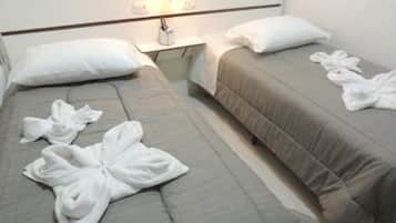 Frigobar, escrivaninha, cortinas blackout, ferros/tábuas de passar roupa